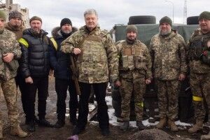 Петро Порошенко передав зброю, рації та спорядження бориспільській теробороні