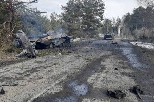 Українські захисники знищили велику колону ворожої техніки, яка рухалася в бік Ізюму на Харківщині