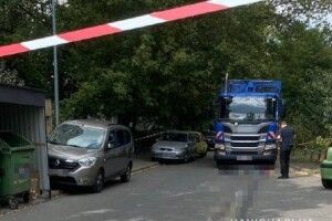 Сміттєвоз наїхав на маму з дитиною у дворі: жінка загинула, 2-річний хлопчик у лікарні 