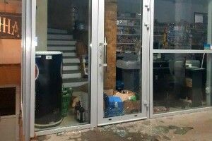 У Рівному двійко рецидивістів поцупили з продуктової крамниці торбу із запивоном і закусоном