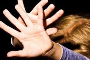 Педофіл познущався у ліфті над дітьми, які несли додому продукти (Фото)