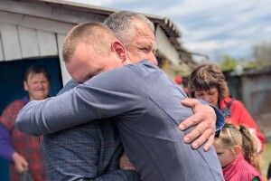 «Мамо, не плач, все позаду»: звільненого з полону волинянина зустріли у рідному селі