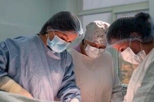 Волинські лікарі провели успішну операцію, позбавивши пацієнтку від хронічного болю 