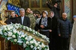 Порошенко: сьогодні ми молимось за перемогу, повернення українців додому і відбудову нашої держави