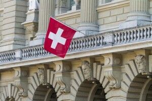 Швейцарці на референдумі відхилили суворіший нейтралітет: країна може й надалі вводити санкції проти РФ 