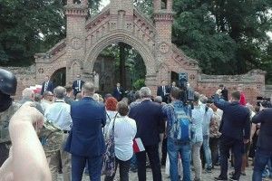Польський президент на кладовищі в Олиці заявив, що на Волині загинуло 100 тисяч поляків і 5 тисяч українців
