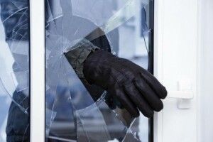 На Волині злодії пробрались в літню кухню через розбиту шибку