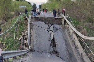 Обвалення мосту на дорозі Луцьк-Львів: у МВС розповіли, як об’їхати місце