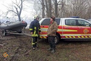 На Дніпрі відкололась крижина з майже 200 рибалками (Фото)