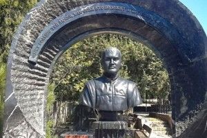 На могилі Януковича-молодшого поставили бюст