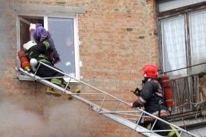 У Полтаві вогнеборцям довелося через вікно рятувати дітей під час пожежі у квартирі (фото)
