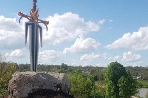 Фермер зі старих тракторів викував велетенський меч