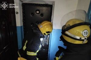 На Волині рятувальники пустили в хід сокиру, щоб допомогти пенсіонерці 