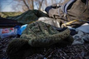 «Немає пічок, смердить сечею»: військовий рф «похвалився» умовами проживання (Відео)