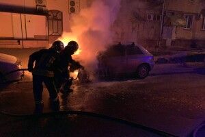 Вночі у Рівному спалахнула машина, поплавився і бампер сусідньої автівки (Фото)