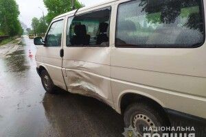ДТП на Рівненщині: 20-річна водійка мікроавтобуса не надала дорогу 19-літньому мотоциклісту (Фото)