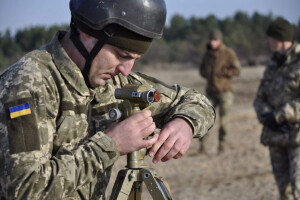 На фронті поранено українського захисника. Бойовики й перед Великоднем не вгамовуються