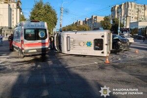 У Рівному автівка «швидкої» потрапила в ДТП