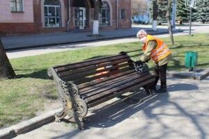 Тридцять двірників у масках вийшли на вулиці Нововолинська