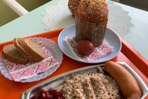 Пацієнти луцької лікарні куштували паску за святковим столом (Фото)