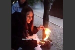 «Ета нє мой флаг»: 15-річна школярка підпалила Державний прапор України (Відео 18+)