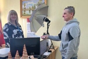 Міграційна служба Волині оперативно відновила документи звільненому з полону захиснику 