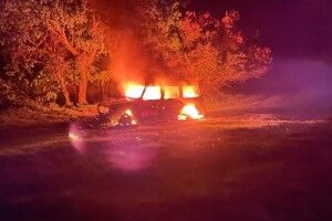 Вночі на Рівненщині ущент згорів позашляховик (Фото)