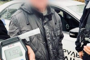 У центрі Рівного п'яний керманич бензовоза врізався у легковик