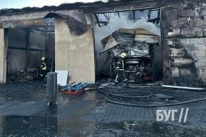 На Волині сталася масштабна пожежа – згоріли два автобусні бокси (Фото, відео)