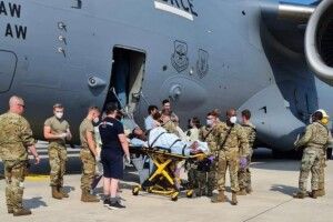 Біженка з Афганістану народила в літаку США під час евакуації
