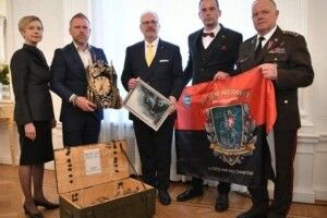 Волонтери передали президенту Латвії прапор волинської бригади (Фото)