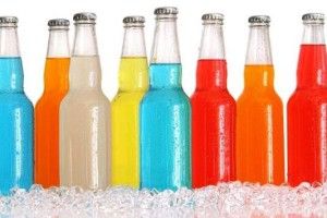 Під Верховною Радою натовп молодиків пограбував продуктову крамницю