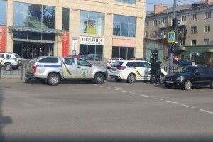 У Луцьку терміново евакуювали відвідувачів і працівників ЦУМу (Фото)
