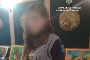 Затримали лучанку, яка намагалася зняти сережки з учениць