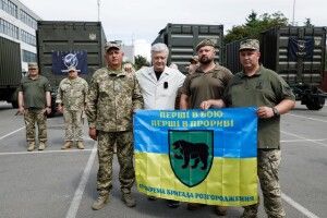 Команда Порошенка виготовила і передала на фронт уже 350 прально-душових комплексів