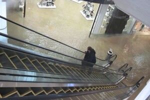 Фільми катастроф відпочивають: київський Ocean Plaza затопило... окропом
