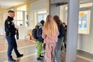 Нова система безпеки: у школах Луцька старшокласників перевіряють металодетекторами