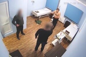 Саакашвілі до нової в'язниці натовпом тягнули на руках (Відео)