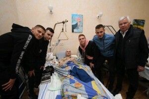 Футболісти «Динамо» відвідали поранених у військовому госпіталі (фото)
