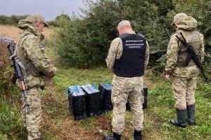 На Волині прикордонники виявили контрабандний сховок з цигарками (Фото) 