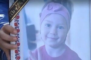 Похоронили 4-річну Віку, яку до смерті побила матір