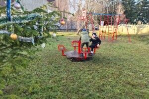 Святий Миколай приніс дітлахам з Піддубців гірки й гойдалки (Фото)