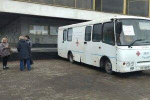 «Навіщо ходити по поліклініках»: у центрі Луцька працював пересувний флюорограф