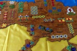 Унікальна Україна: у Костянтинівці створили пазл-карту, в Краматорську – її вишили бісером