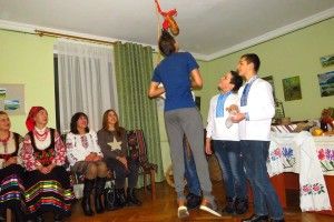 Ківерцівські парубки підстрибували, аби вкусити калиту (фото)