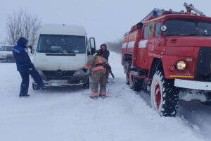 Волинські рятувальники визволили із заметів 14 автівок (Фото)