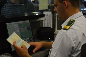 Спроба двох іноземців «купити» за 700 доларів США дозвіл на перетин кордону завершилася невдачею