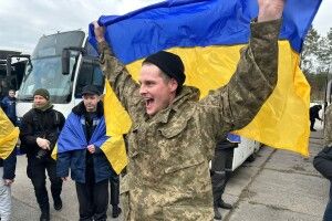 З російської неволі визволено 300 військових та двох цивільних українців