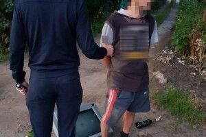 У Луцьку  квартирного злодія спіймали із викраденим телевізором в руках