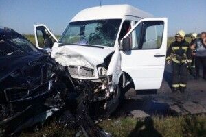 П’ятеро постраждалих у ДТП в Луцьку: у позашляховика та буса вщент розбиті капоти (Фото, відео)